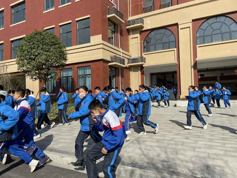 紫薇中学消防演练进校园消防安全记心间